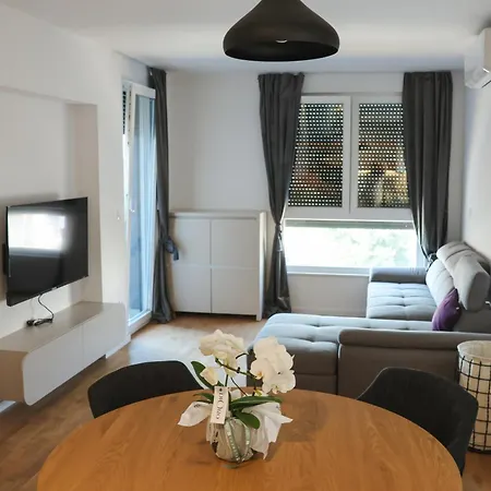 Modern Escape With Garage Apartmán
