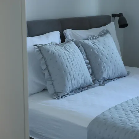 Modern Escape With Garage Apartmán